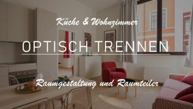 Titelbild mit der folgenden Aufschrift: "Küche und Wohnzimmer optisch trennen -Raumgestaltung und Raumteiler-. Auf dem Bild lässt sich eine Wohnküche erkennen, welche durch die Farbe der Möbel getrennt wird. Die Küche ist in neutralen Farben gehalten, während der Wohnbereich sich mit kräftigem Rot abhebt. Beispielsweise sind Sessel und Vorhänge in einem tiefen Rot gehalten.